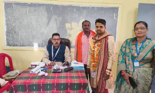 रायपुर: दूल्हे ने किया मतदान, सरपंच चुनने गांवों में वोटिंग जारी