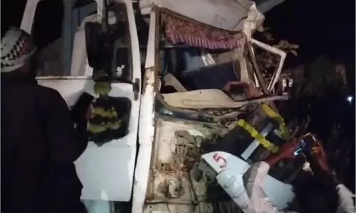 Betul: डंपर से टक्कर के बाद बस पलटी, 40 यात्री घायल
