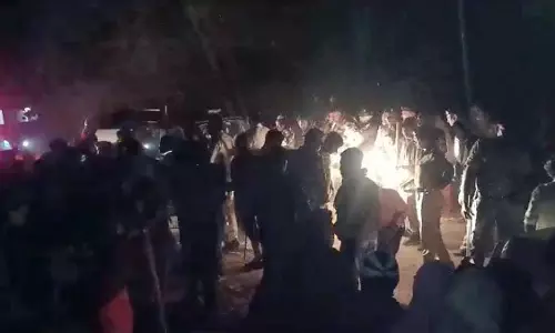 पोलिंग टीम को ग्रामीणों ने खदेड़ा, पंचायत चुनाव का बहिष्कार करने पर जमकर हंगामा पोलिंग टीम को ग्रामीणों ने खदेड़ा, पंचायत चुनाव का बहिष्कार करने पर जमकर हंगामा