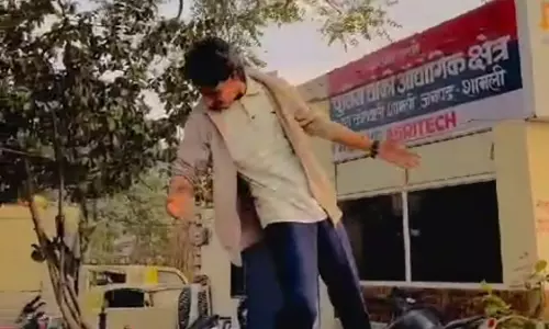 Shamli: युवक ने पुलिस चौकी की दीवार पर बनाई इंस्ट्राग्राम रील Shamli: युवक ने पुलिस चौकी की दीवार पर बनाई इंस्ट्राग्राम रील
