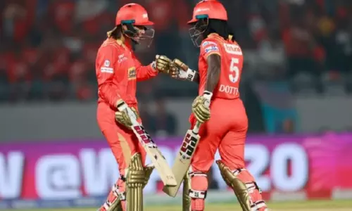 WPL 2025: गुजरात जायंट्स ने यूपी वारियर्स को हराकर सीज़न की पहली जीत दर्ज की WPL 2025: गुजरात जायंट्स ने यूपी वारियर्स को हराकर सीज़न की पहली जीत दर्ज की