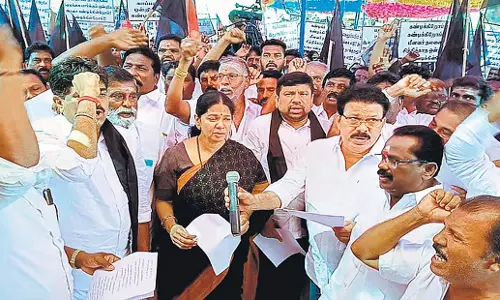 Tamil Nadu: लगातार गिरफ्तारियों के खिलाफ डीएमके और मछुआरा संघों ने रामेश्वरम में किया प्रदर्शन