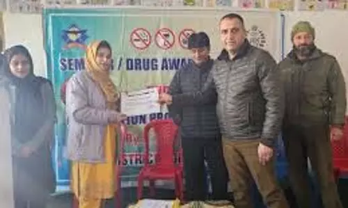 पुलिस ने कुपवाड़ा में नशीली दवाओं के प्रति जागरूकता रैली निकाली