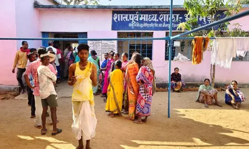 हल्दी रस्म के बीच युवक ने निभाया लोकतांत्रिक कर्तव्य, डाला वोट हल्दी रस्म के बीच युवक ने निभाया लोकतांत्रिक कर्तव्य, डाला वोट