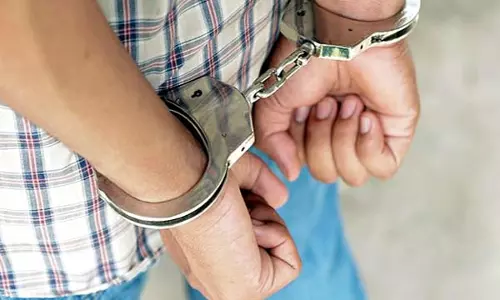 Meerut: पुलिस ने दो बदमाशों को सरिया व मोटर साइकिल सहित गिरफ्तार किया