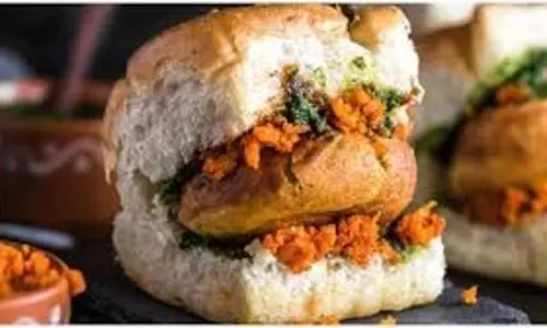 Vada Pav Recipe: घर पर ही लें मुंबई स्पेशल वड़ा पाव का मजा, बेहद आसान