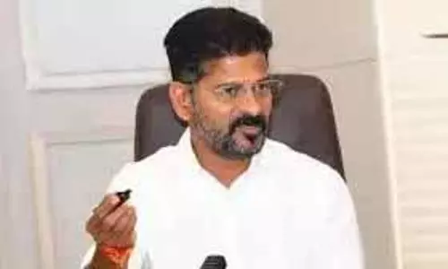 CM Revanth Reddy ने युवा बाबुओं की एसी कमरों तक सीमित रहने की प्रवृत्ति की निंदा की