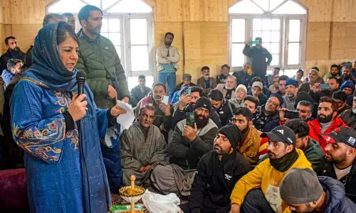 Mehbooba: उमर को अनुच्छेद 370 को हटाने का समर्थन करने से बचना चाहिए