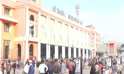 नई दिल्ली रेलवे स्टेशन पर भगदड़ के बाद भीड़ को संभालने के लिए CRPF तैनात नई दिल्ली रेलवे स्टेशन पर भगदड़ के बाद भीड़ को संभालने के लिए CRPF तैनात