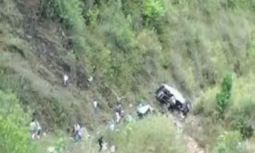 Sidhi मऊगंज की सीमा पर खाई में गिरी बोलेरो, चार की मौत नौ घायल Sidhi मऊगंज की सीमा पर खाई में गिरी बोलेरो, चार की मौत नौ घायल