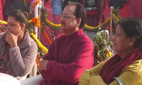 महाकुंभ मेले में BJP सांसदों और अन्य वीआईपी का आना जारी