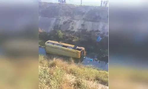 स्कूली छात्रों से भरी बस नहर में गिरी, आठ बच्चों समेत 10 लोग गंभीर रूप से घायल स्कूली छात्रों से भरी बस नहर में गिरी, आठ बच्चों समेत 10 लोग गंभीर रूप से घायल