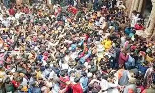 Mathura:  बांके बिहारी के दर्शन के लिए उमड़ी  भीड़, महिला श्रद्धालु बेहोश