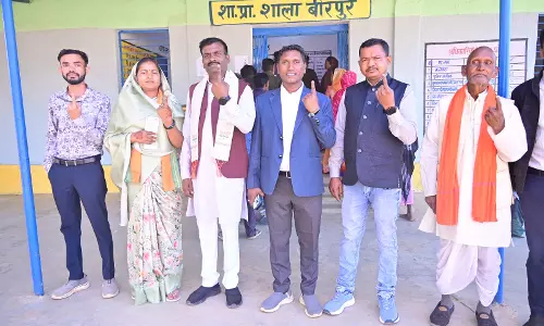 मंत्री लक्ष्मी राजवाड़े ने बीरपुर में सपरिवार मतदान किया