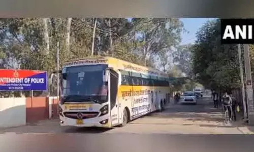 Haryana से 44 निर्वासित लोगों को लेकर बस अंबाला पहुंची Haryana से 44 निर्वासित लोगों को लेकर बस अंबाला पहुंची