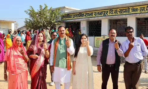 मंत्री श्याम बिहारी जायसवाल ने रतनपुर में सपरिवार मतदान किया मंत्री श्याम बिहारी जायसवाल ने रतनपुर में सपरिवार मतदान किया