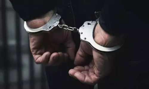 Hyderabad आबकारी पुलिस ने 2.9 किलोग्राम मारिजुआना, 4 लाख रुपये मूल्य की सिंथेटिक ड्रग्स जब्त की Hyderabad आबकारी पुलिस ने 2.9 किलोग्राम मारिजुआना, 4 लाख रुपये मूल्य की सिंथेटिक ड्रग्स जब्त की