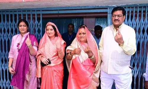 मंत्री दयालदास बघेल ने गांव में सरपंच चुनने किया मतदान मंत्री दयालदास बघेल ने गांव में सरपंच चुनने किया मतदान