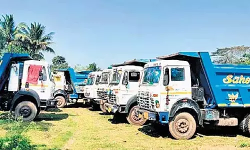 Odisha में अवैध रेत खनन स्थल से 19 ट्रक, दो उत्खनन मशीनें जब्त की