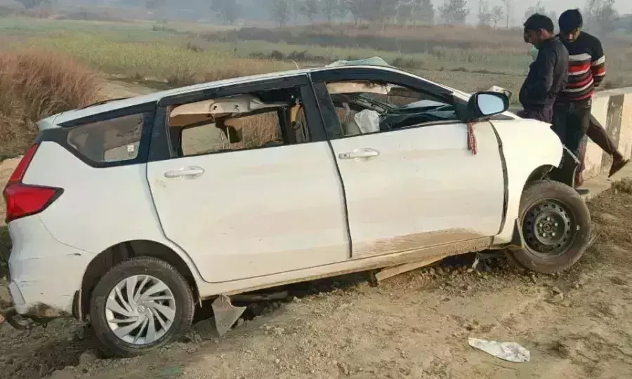 Azamgarh: महाकुंभ से लौट रहे श्रद्धालुओं से भरी कार डिवाइडर से टकराई Azamgarh: महाकुंभ से लौट रहे श्रद्धालुओं से भरी कार डिवाइडर से टकराई