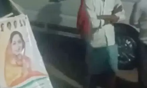 साड़ी और गमछा जब्त, प्रत्याशी ने गांवों में बांटने भेजा था