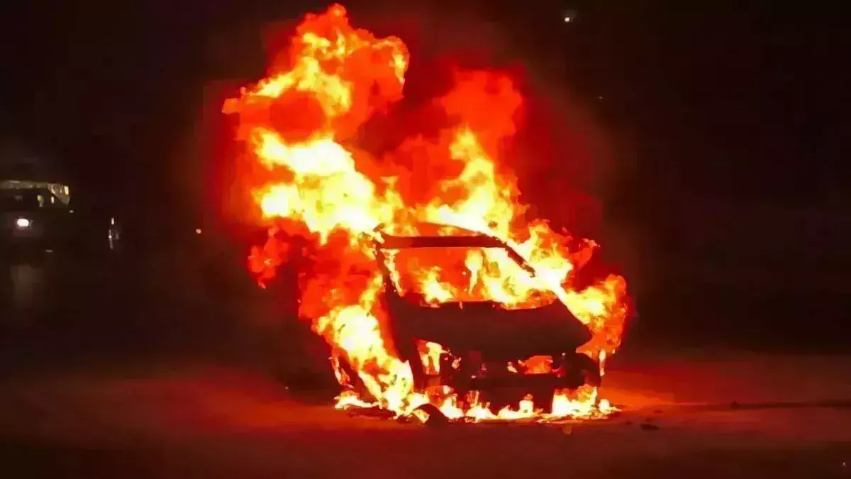 Moradabad: खड़ी कार में लगी आग, जलकर हुई खाक Moradabad: खड़ी कार में लगी आग, जलकर हुई खाक