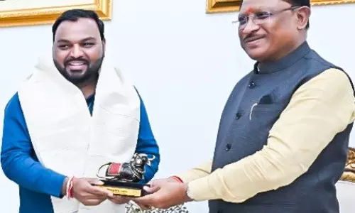 भजन गायक कन्हैया मित्तल ने की CM विष्णुदेव साय से मुलाकात भजन गायक कन्हैया मित्तल ने की CM विष्णुदेव साय से मुलाकात