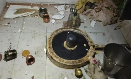 Muzaffarnagar: शरारती तत्वों ने शिव मंदिर में घुसकर मुर्तियां खंडित की Muzaffarnagar: शरारती तत्वों ने शिव मंदिर में घुसकर मुर्तियां खंडित की