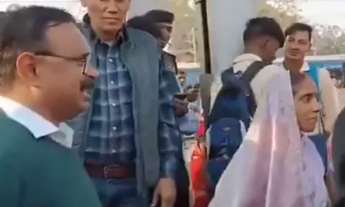 DRM का सवाल- किसने कहा बिना टिकट जाना है आपको? ले लिया सीधे PM का नाम DRM का सवाल- किसने कहा बिना टिकट जाना है आपको? ले लिया सीधे PM का नाम