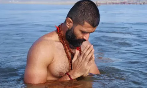 विजय देवरकोंडा ने अपने परिवार के साथ Maha Kumbh का दौरा किया