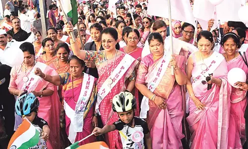 Andhra: विशाखापत्तनम में पिंक सखी शारी वॉक नामक कार्यक्रम का आयोजन किया Andhra: विशाखापत्तनम में पिंक सखी शारी वॉक नामक कार्यक्रम का आयोजन किया