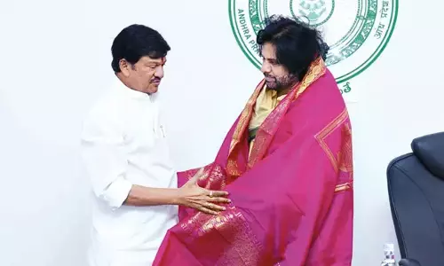 Andhra : राजेंद्र प्रसाद की मुलाकात पवन कल्याण से हुई