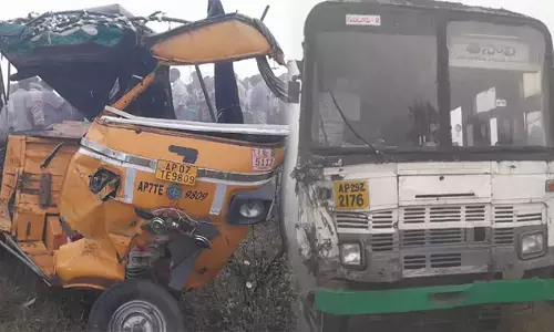 Andhra : आरटीसी बस ने मजदूरों को ले जा रहे ऑटो को टक्कर मारी, तीन की मौत