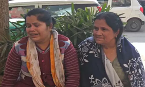 महिला की चाकू मारकर हत्या, मां और बहन ने लगाया ये आरोप