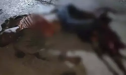 ओवरब्रिज से सुसाइड, सड़क में पड़ी मिली लाश
