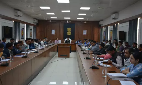 Sikar: जिला कलेक्टर जिला स्तरीय अधिकारियों की साप्ताहिक समीक्षा बैठक आयोजित