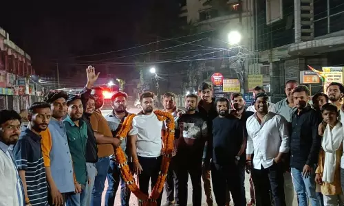 एसएसपी ने सड़क में बर्थडे मना रहे युवा नेताओं को किया अरेस्ट, रायपुर का वीडियो