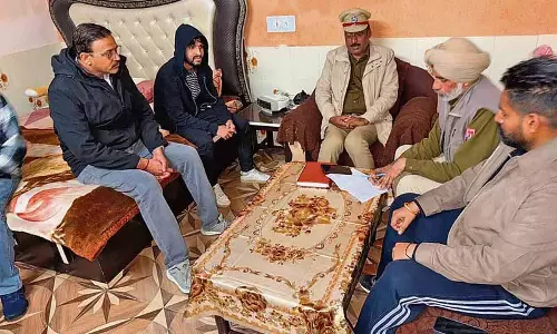 Jalandhar: तीन निर्वासित युवा हवाई अड्डे पर अपने परिवारों से मिले