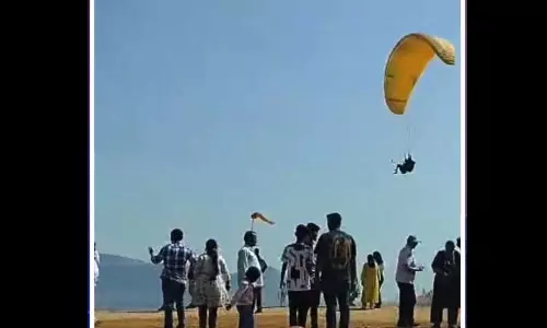 ट्रैफिक जाम से बचने छात्र पैराग्लाइडिंग करके एग्जाम सेंटर पहुंचा, अनोखा VIDEO ट्रैफिक जाम से बचने छात्र पैराग्लाइडिंग करके एग्जाम सेंटर पहुंचा, अनोखा VIDEO