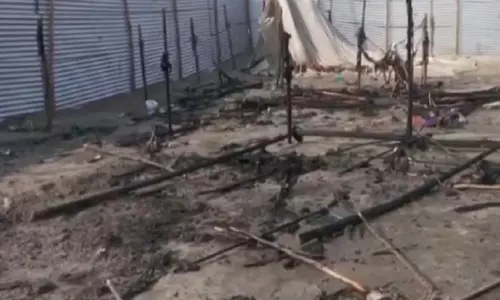 Prayagraj: महाकुंभ मेला क्षेत्र के सेक्टर 8 में खाली पड़े शिविर में लगी आग Prayagraj: महाकुंभ मेला क्षेत्र के सेक्टर 8 में खाली पड़े शिविर में लगी आग