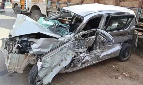 Jammu: कार के ट्रक से टकराने से युवक की मौत Jammu: कार के ट्रक से टकराने से युवक की मौत