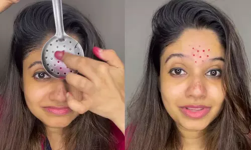 रसोई के बर्तन का उपयोग करके लगाई बिंदी, महिला का हैक हुआ वायरल, VIDEO रसोई के बर्तन का उपयोग करके लगाई बिंदी, महिला का हैक हुआ वायरल, VIDEO