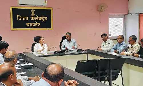 Barmer: जिला कलेक्टर ने बैठक में की विभिन्न विभागों के कार्यों की समीक्षा