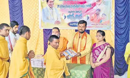 KCR Birthday: बीआरएस नेता नामा रवि ने वैदिक छात्रों को किताबें वितरित कीं