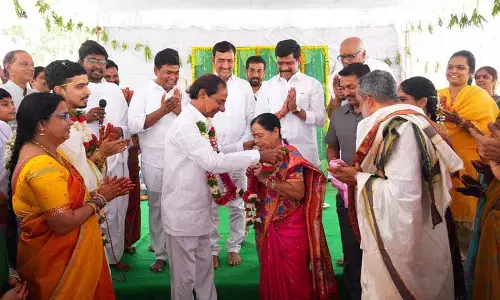 KCR ने एर्रावेली निवासियों, BRS नेताओं और समर्थकों के साथ मनाया जन्मदिन