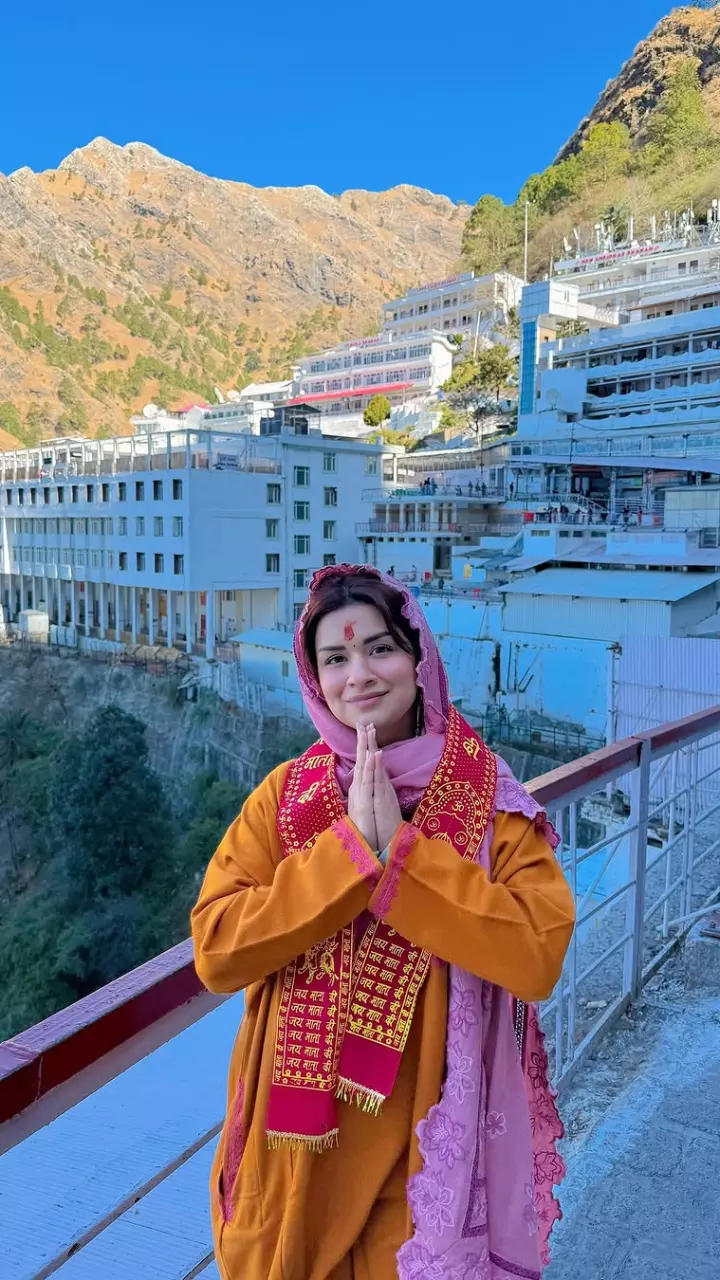 वैष्णों देवी पहुंची अवनीत कौर