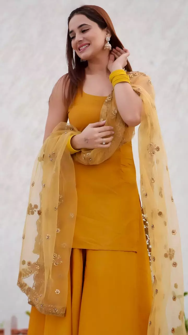 प्रियंका रेवड़ी की देसी लुक