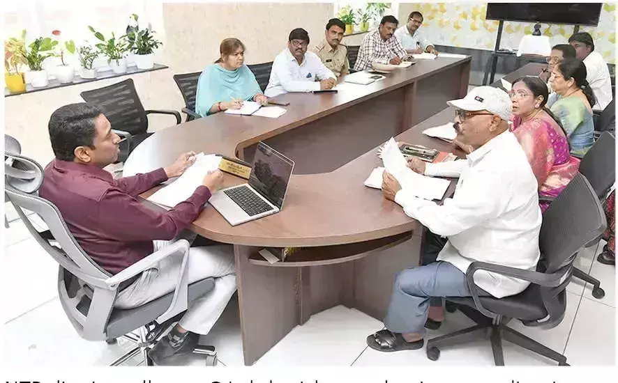 Andhra Pradesh: अधिकारियों को 116 पोल्ट्री फार्मों पर नजर रखने को कहा गया Andhra Pradesh: अधिकारियों को 116 पोल्ट्री फार्मों पर नजर रखने को कहा गया