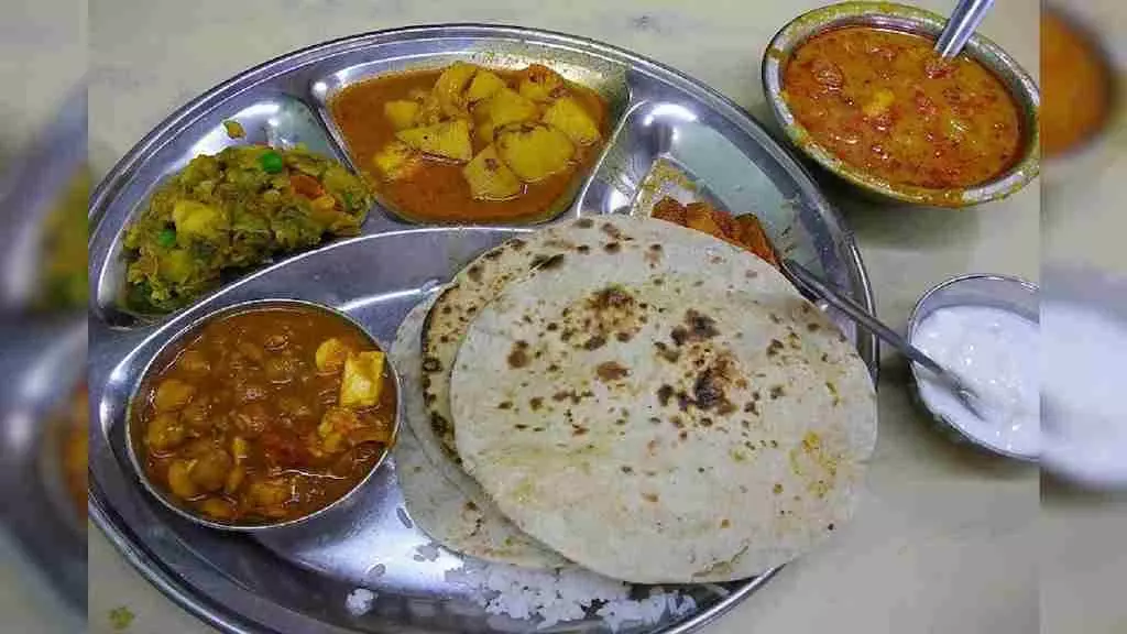 होटल संचालक ने सगाई समारोह में परोसा खराब खाना, 50 मेहमान हॉस्पिटल में भर्ती होटल संचालक ने सगाई समारोह में परोसा खराब खाना, 50 मेहमान हॉस्पिटल में भर्ती