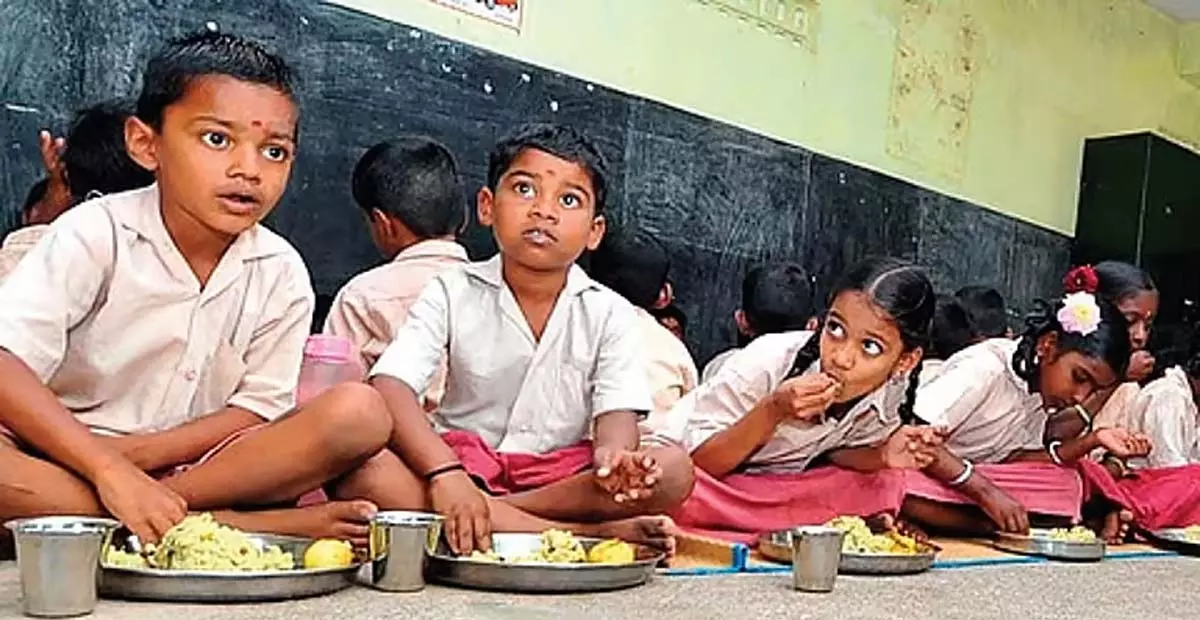 Karnataka: कर्नाटक के स्कूलों में मध्याह्न भोजन में मूंगफली की चिक्की की जगह अंडे और केले मिलेंगे Karnataka: कर्नाटक के स्कूलों में मध्याह्न भोजन में मूंगफली की चिक्की की जगह अंडे और केले मिलेंगे